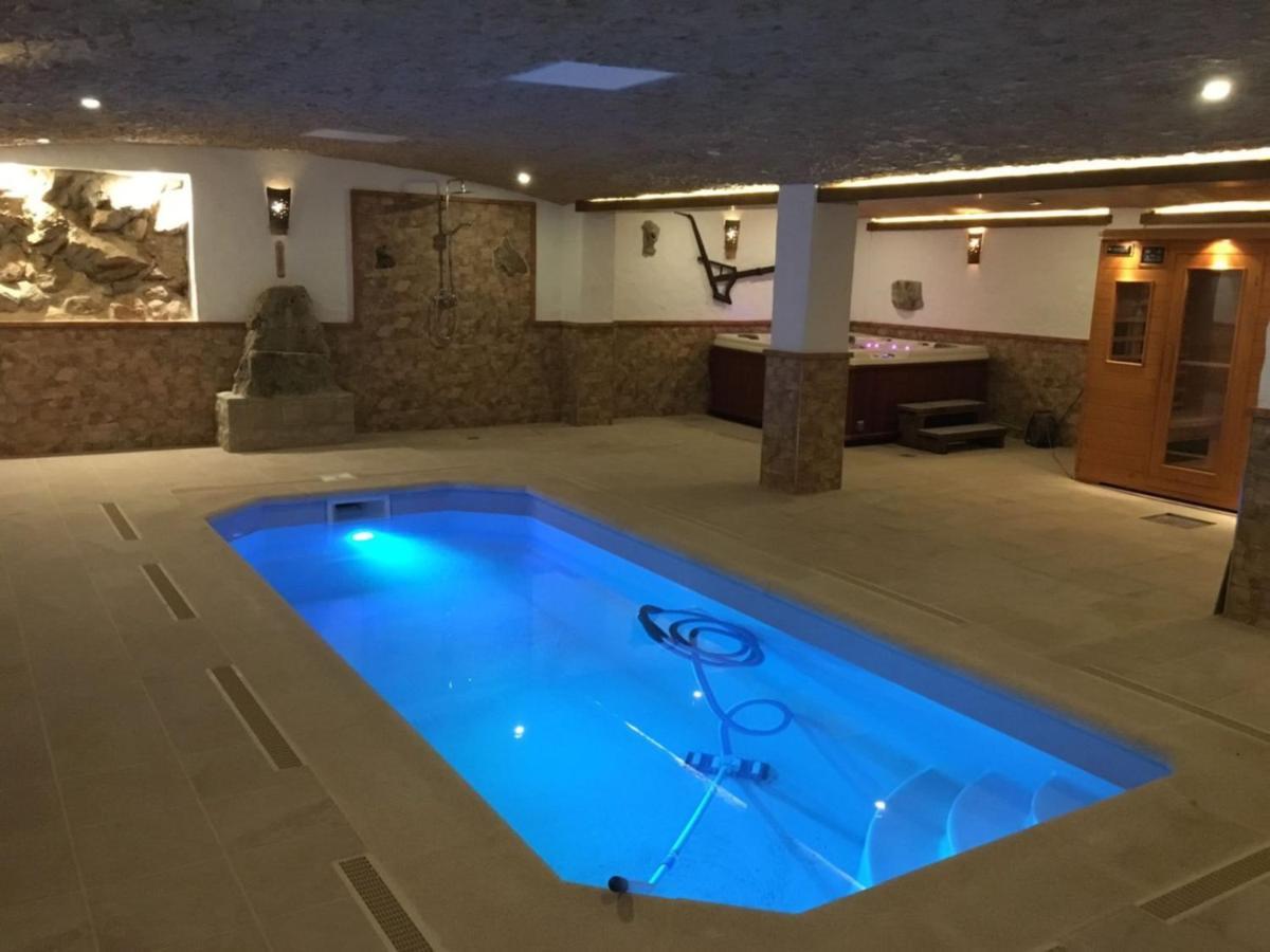 Six-Bedroom House,1107873123:JPEG